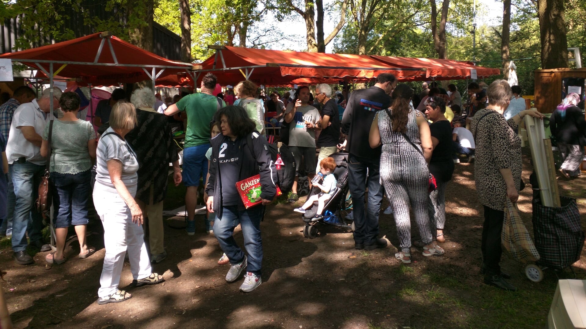 1 juni vlooienmarkt Mgr. Bekkersgroep