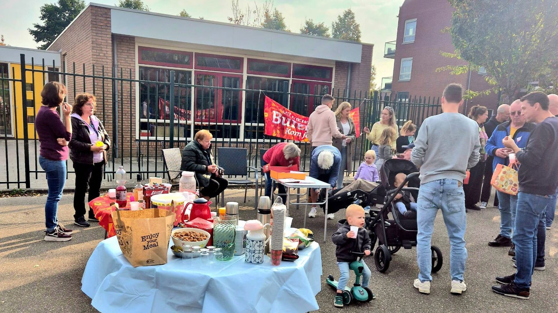 Burenborrel verbindt straten in Sommelsdijk