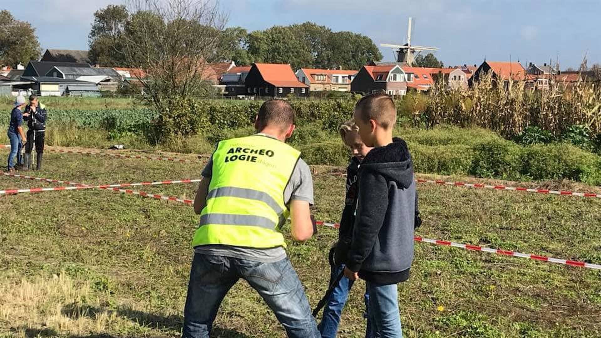 Kinderen ontdekken geschiedenis met metaaldetector in Ouddorp