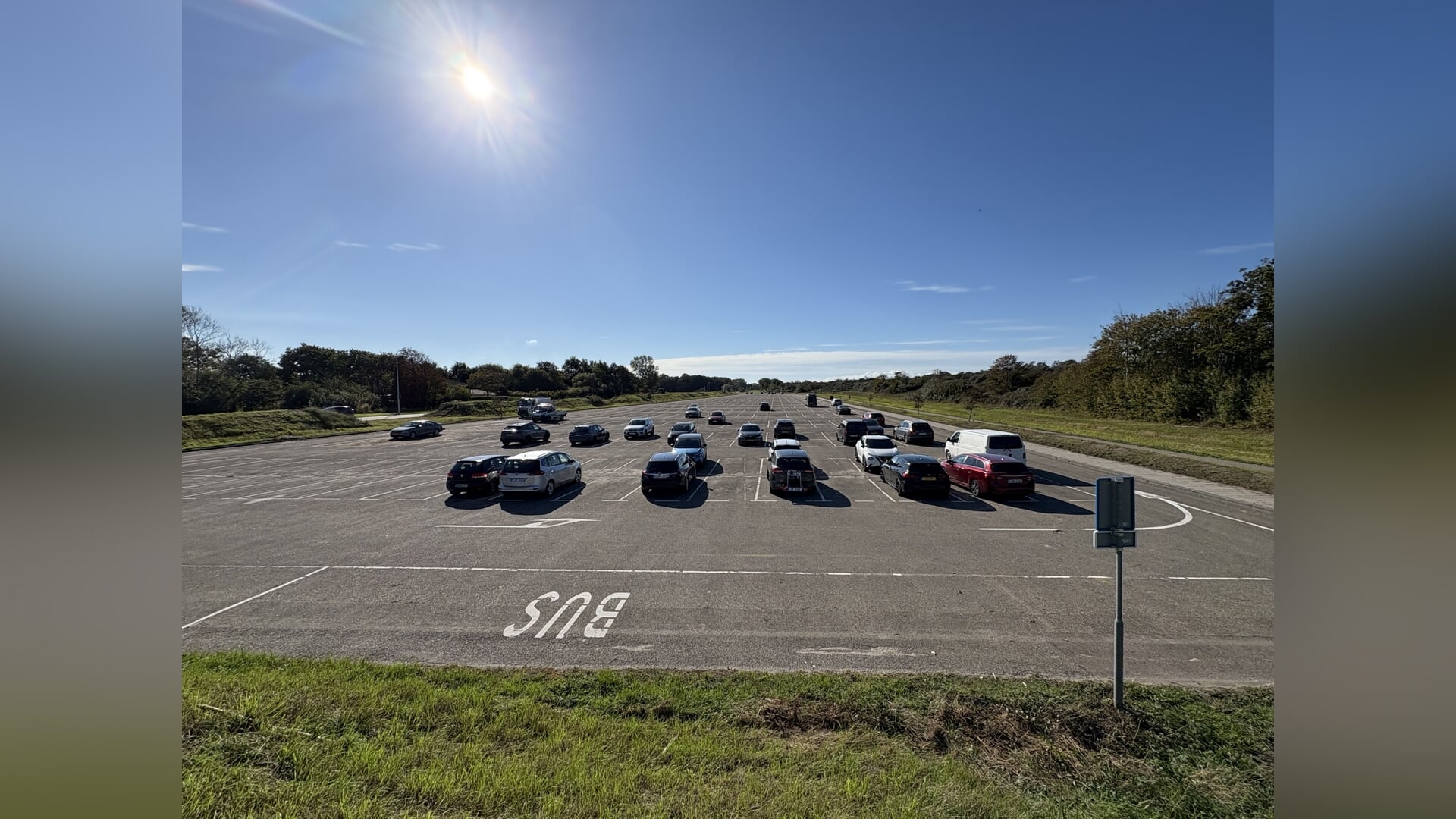 Gemeente onderzoekt betaald parkeren stranden, maar steun ontbreekt