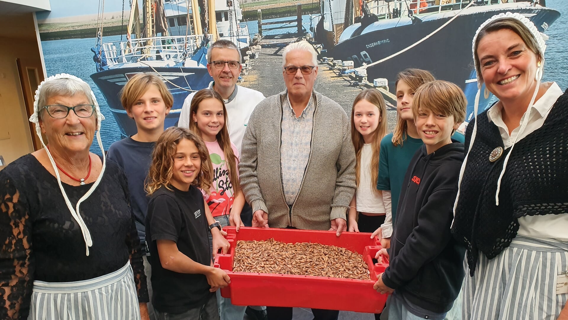 Leerlingen helpen bewoners bij traditionele garnalen pellen