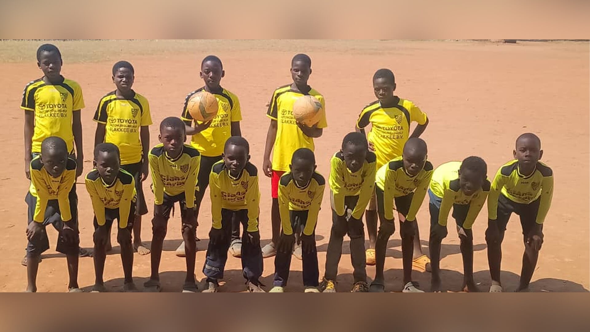 Herkingen ‘55 schenkt voetbalshirts aan schoolteam in Malawi