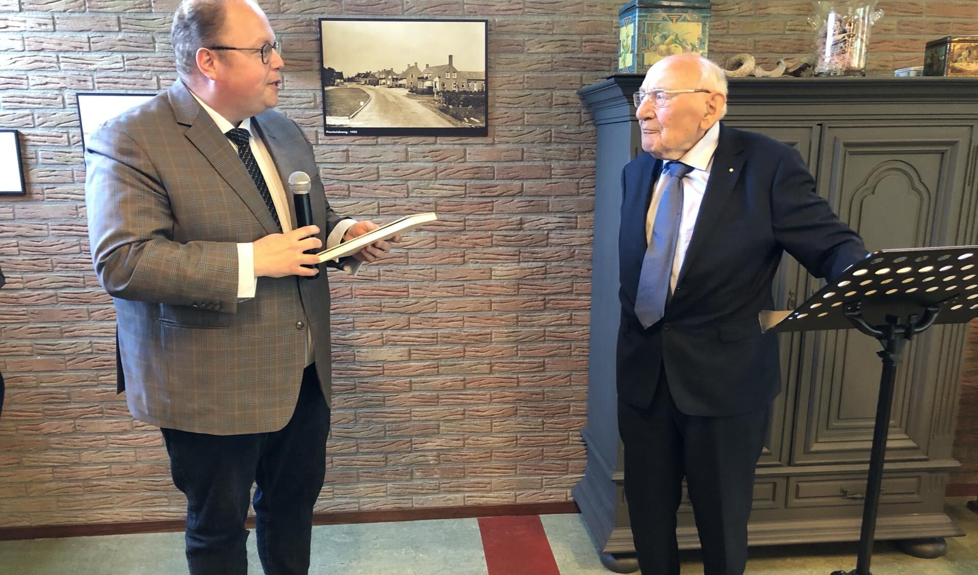 Boek over historie Holwierde gepresenteerd