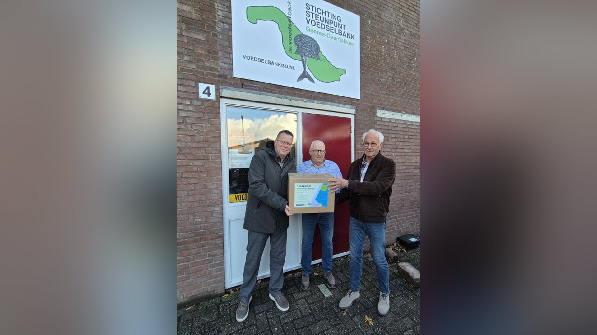 Wethouder start uitgifte noodpakketten voor Voedselbank