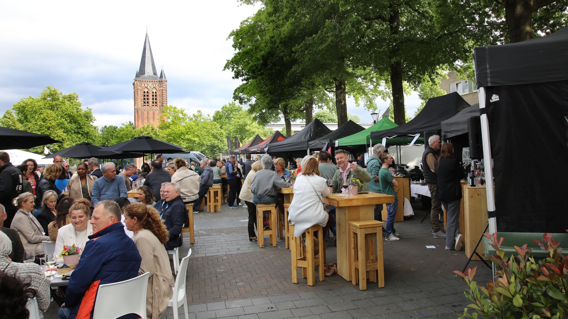 Qulinair kleurde Raadhuisplein met wijn, barbecue, sfeer en gezelligheid