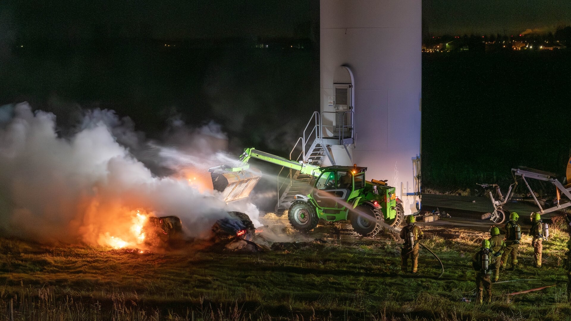 Hooibalen in brand bij Herkingen
