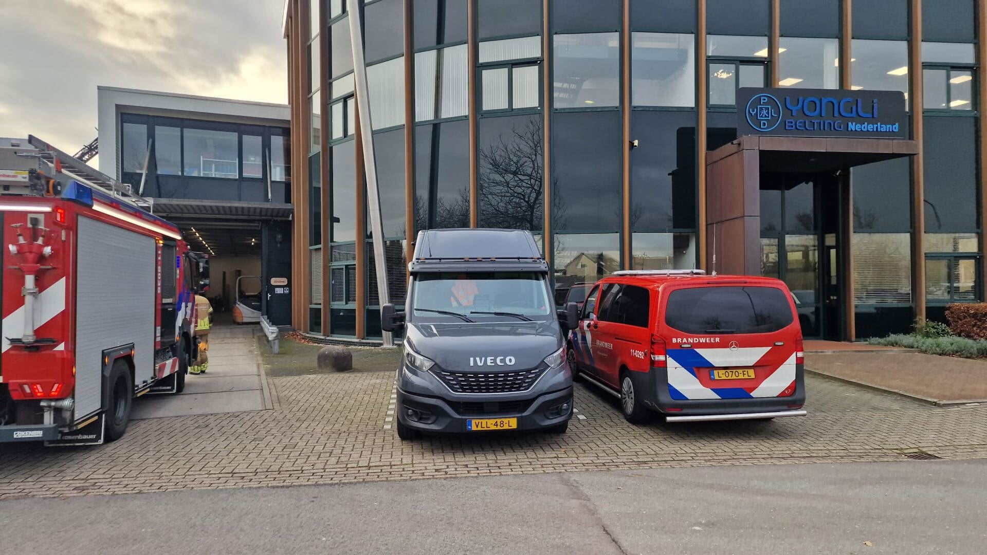 Brand bij bedrijf in Wormer, uitslaande vlammen door afzuiginstallatie