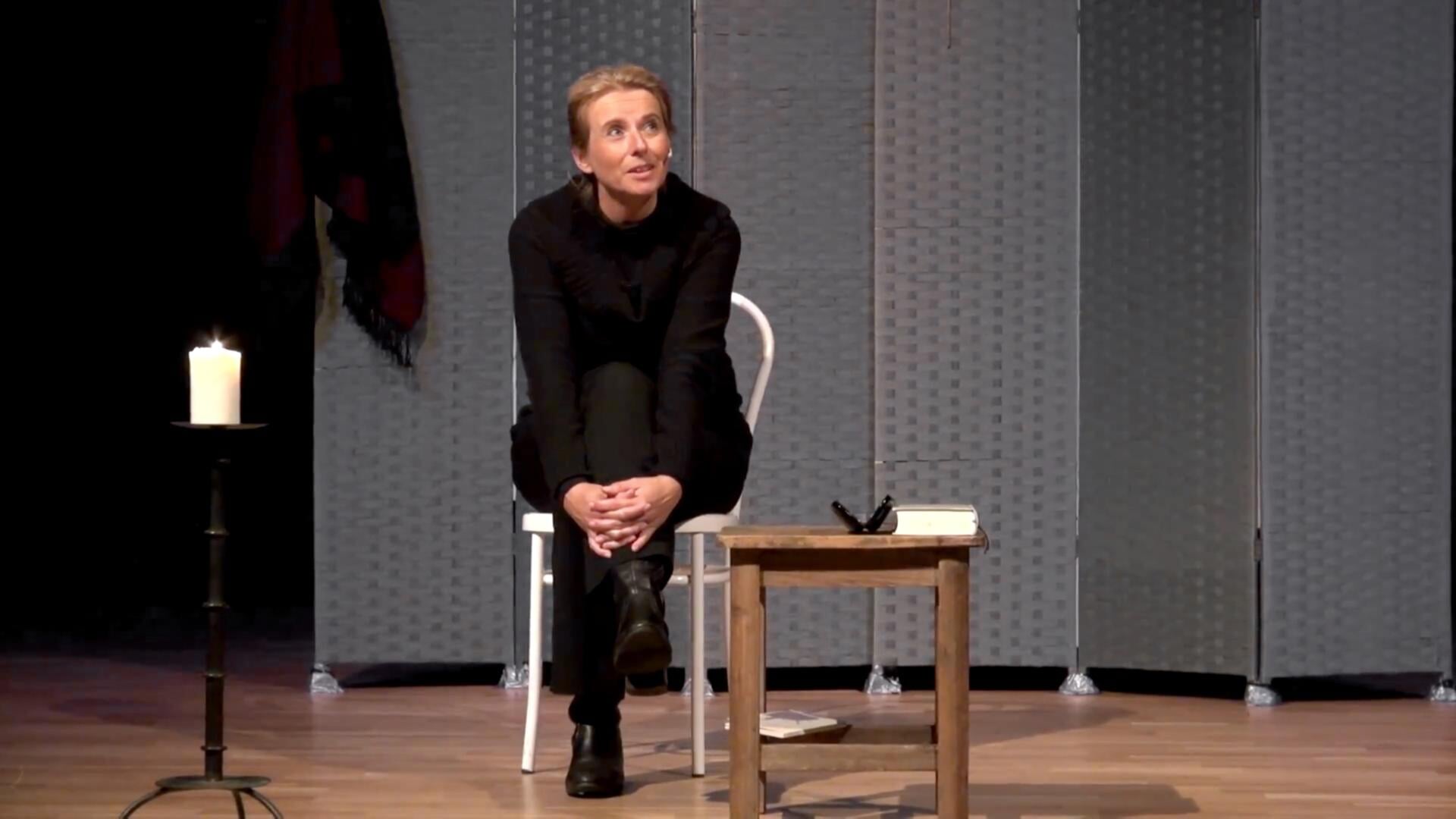 Theater voorstelling ‘Wie stenen losbreekt’ door Kirsten Benschop
