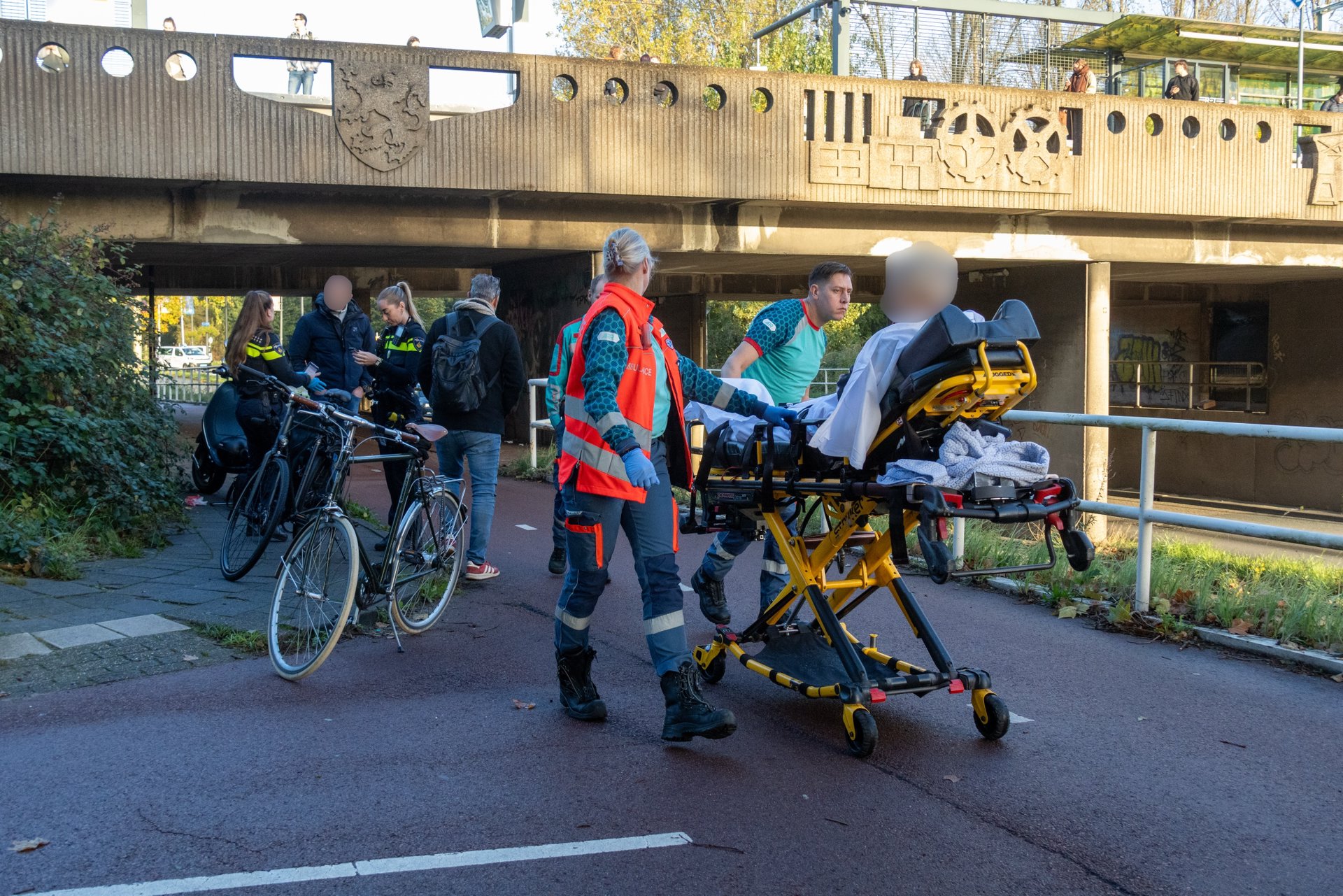 Fietser en scooterrijder botsen onder station Vlaardingen Oost