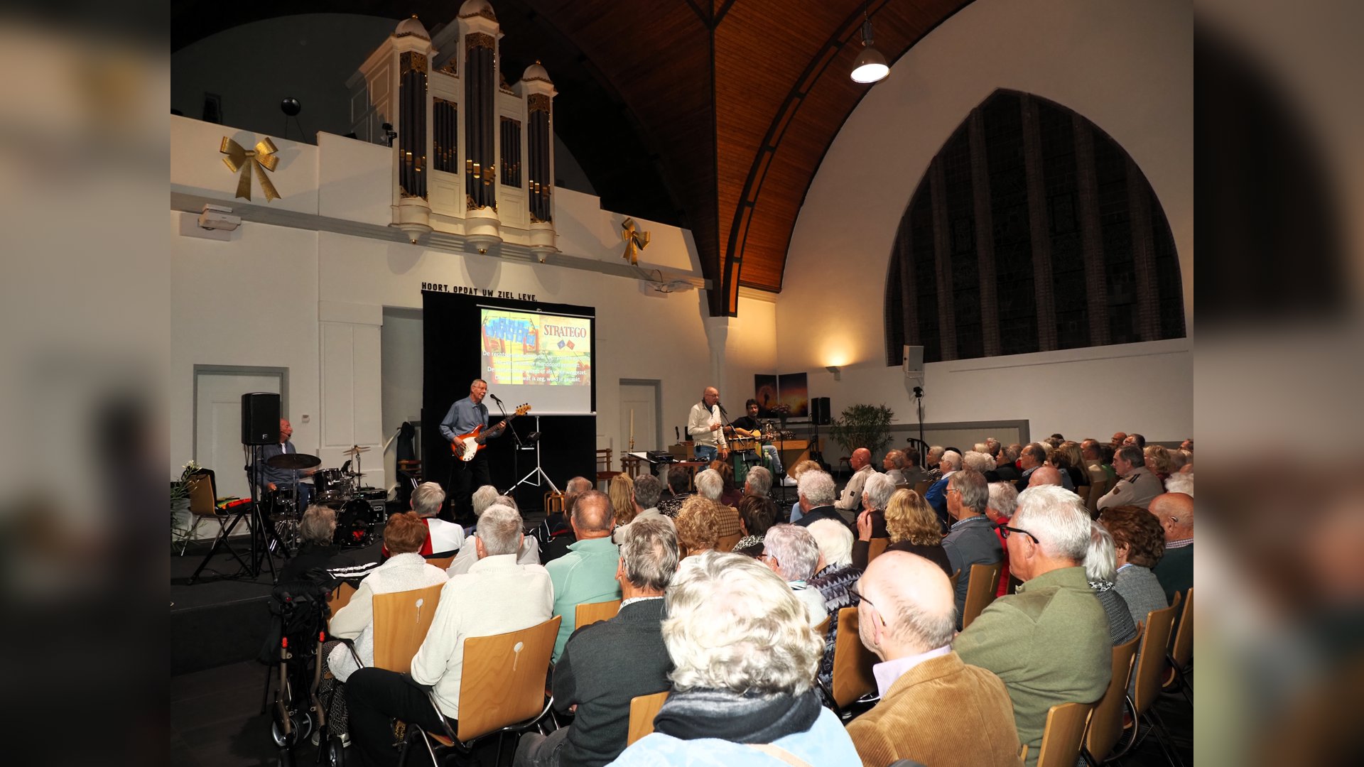 Cabaret trotseert storm: ruim 150 bezoekers in Dorpskerk