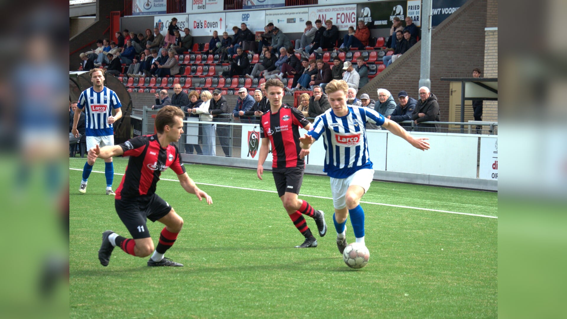 Wout Corstens grote man bij SV Someren op bezoek bij Best Vooruit ...