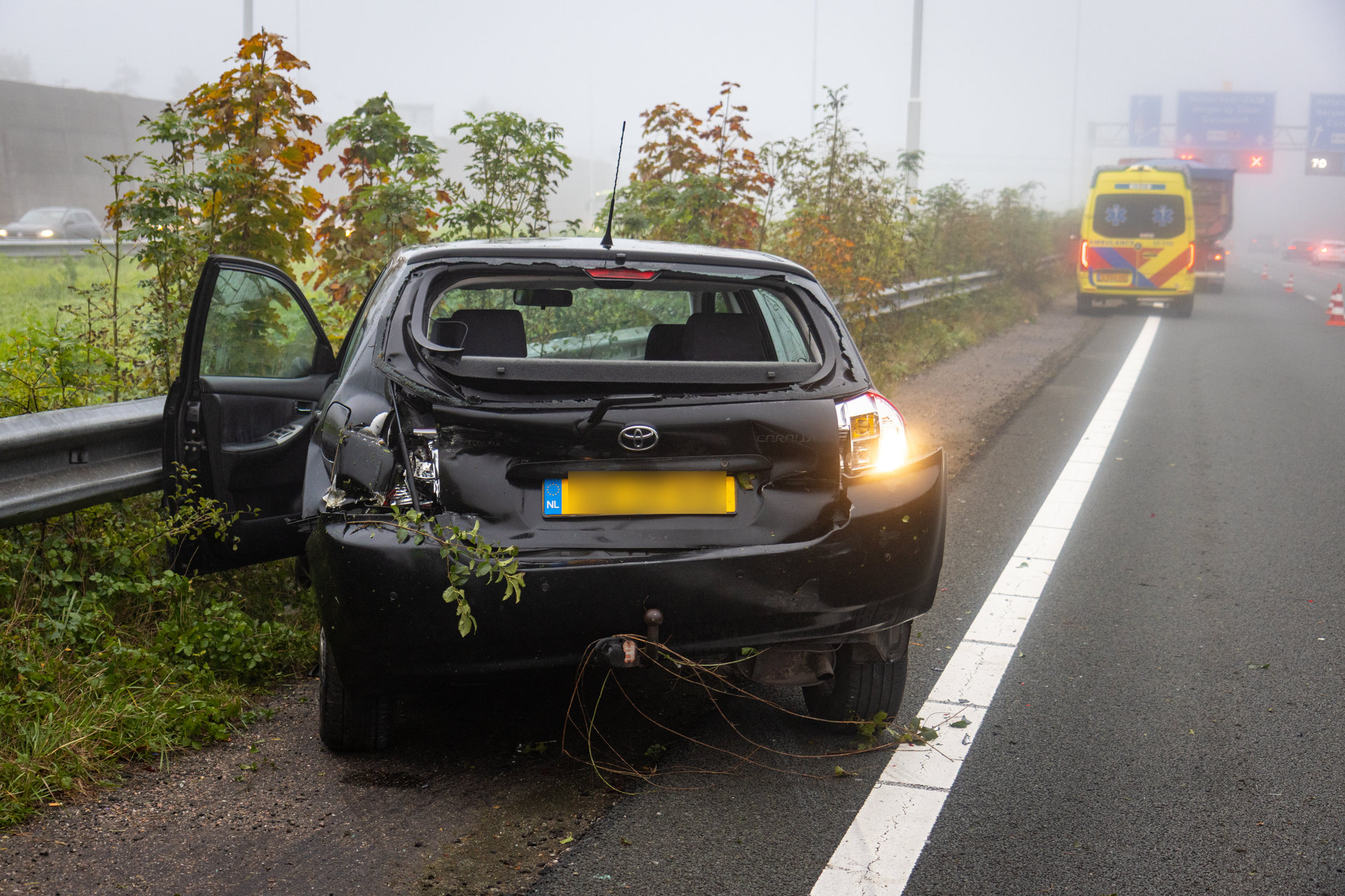 Auto belandt in vangrail na botsing met vrachtwagen op A4 bij Schiedam