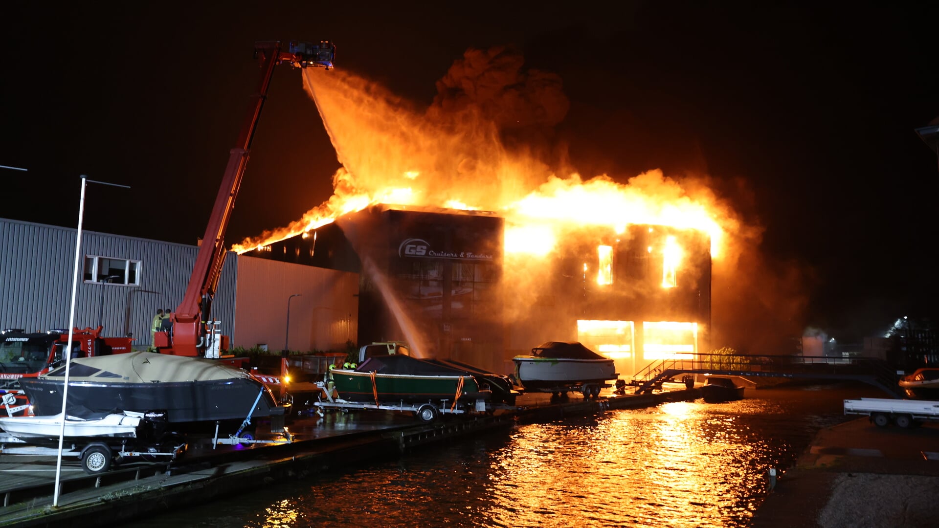 Zeer grote brand in bedrijfspand Poeldijk | Al het nieuws uit Westland