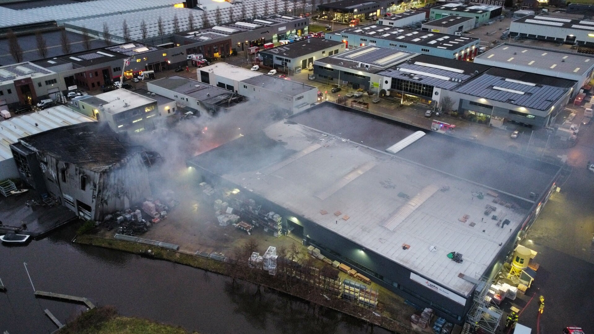 Roetdeeltjes in omgeving na zeer grote brand in Poeldijk | Al het nieuws uit Westland