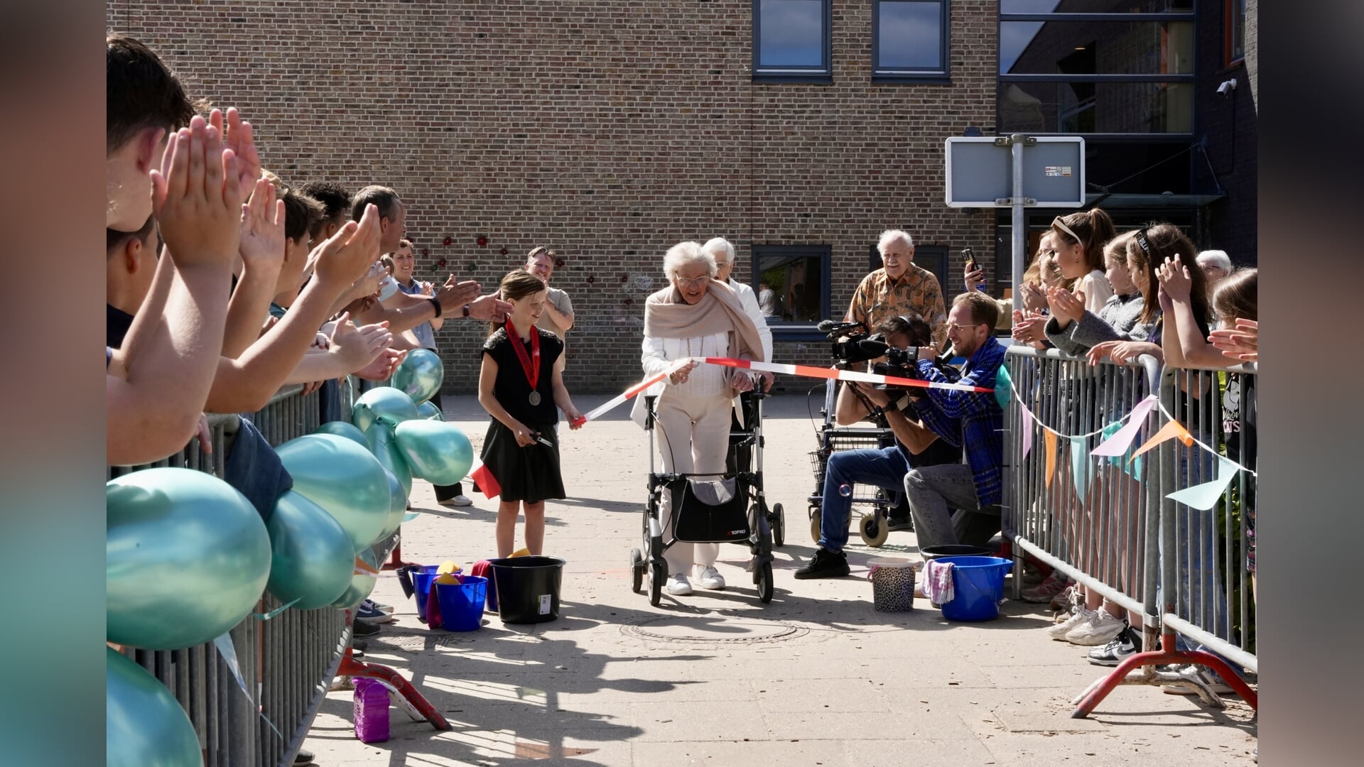 Senioren verrast met rollatorwasstraat