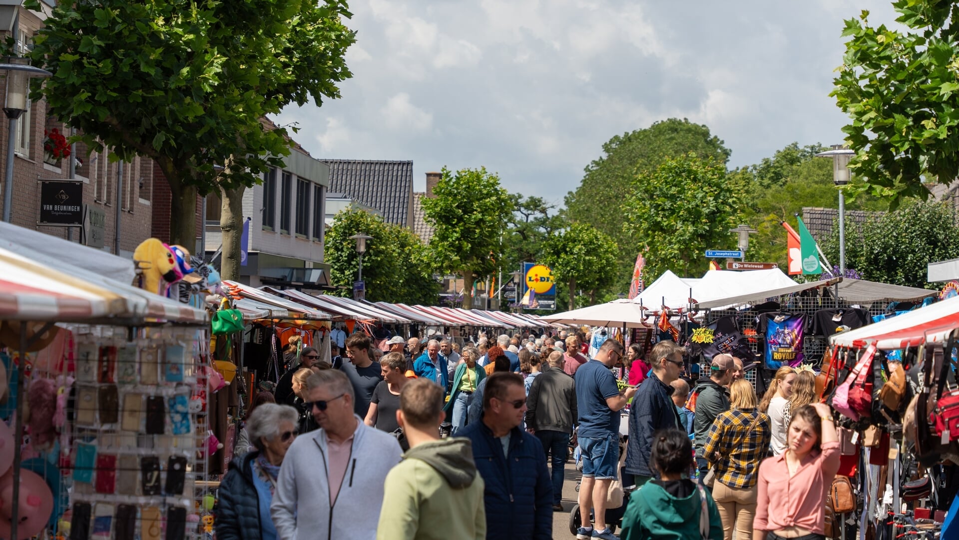 Braderie en festiviteiten tijdens Dag van Leeuwen