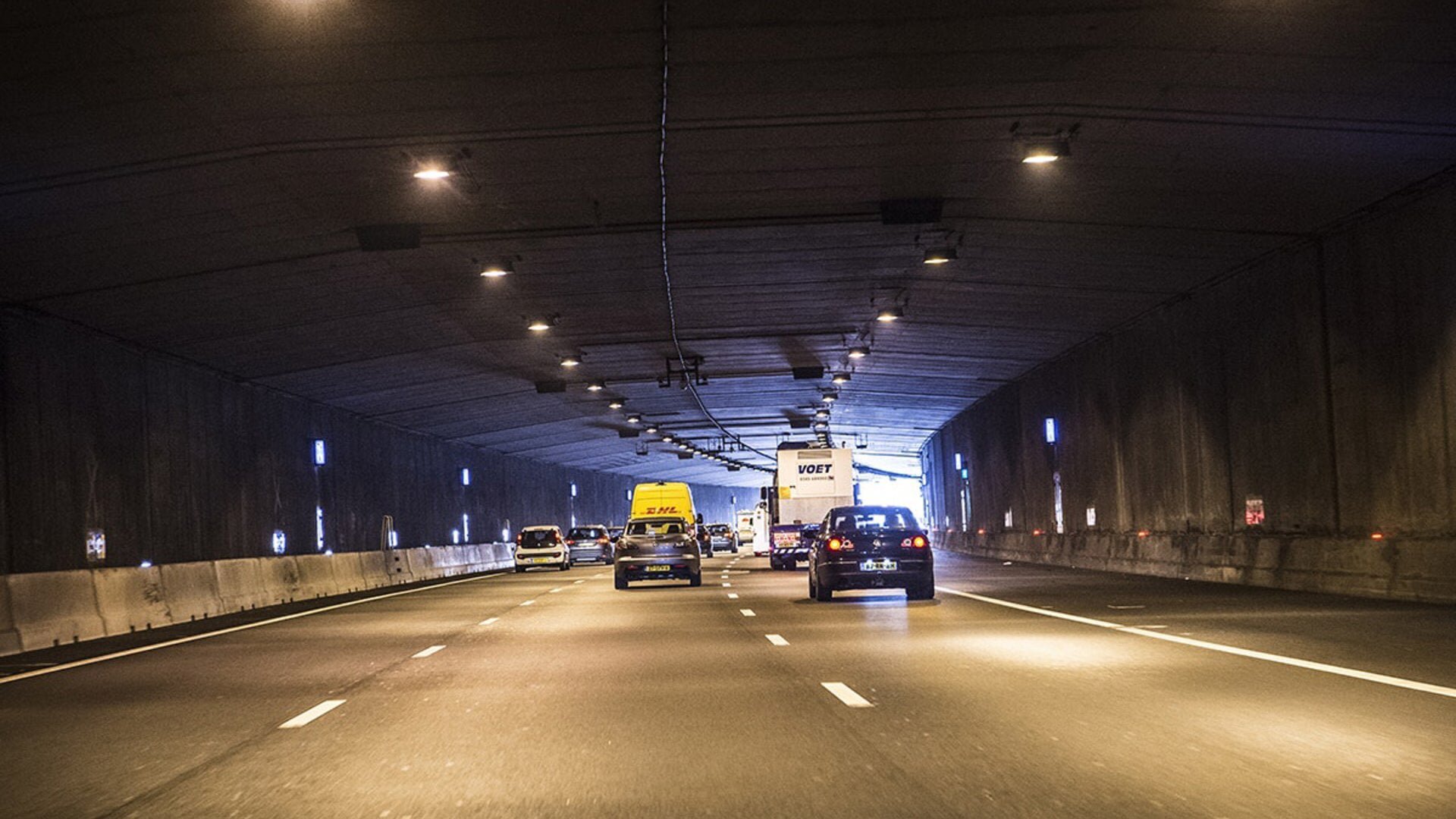 Auto botst op vrachtwagen op A2 bij Leidsche Rijntunnel: oplopende file en twee rijstroken dicht