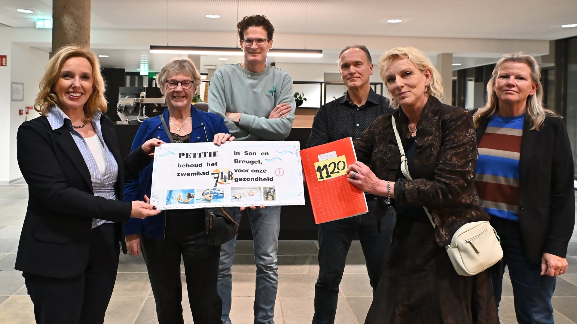 Zwemvereniging Splash overhandigt petitie voor behoud van zwembad aan burgemeester