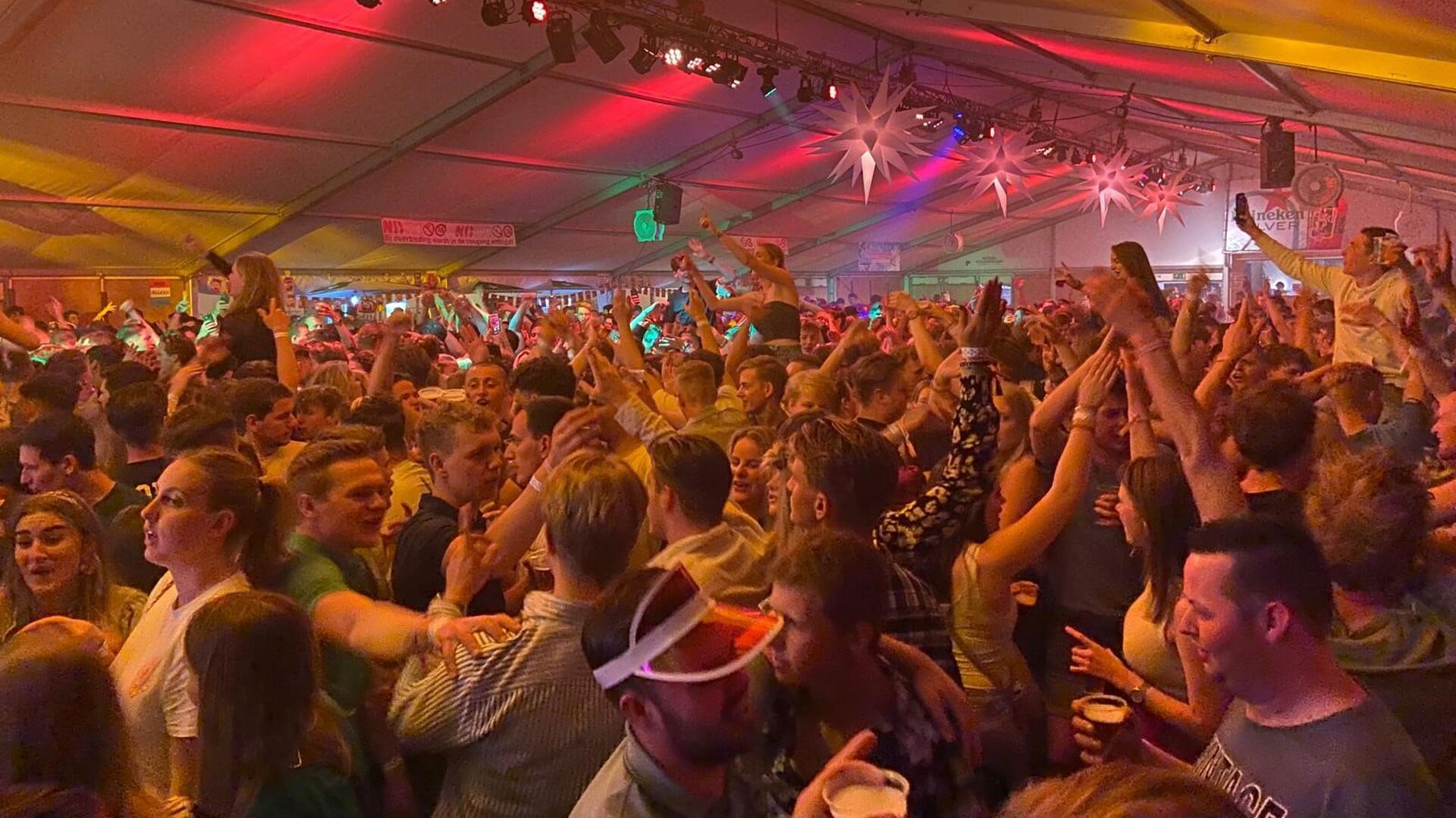 Kermis Bergharen start met bruiloft in de tent