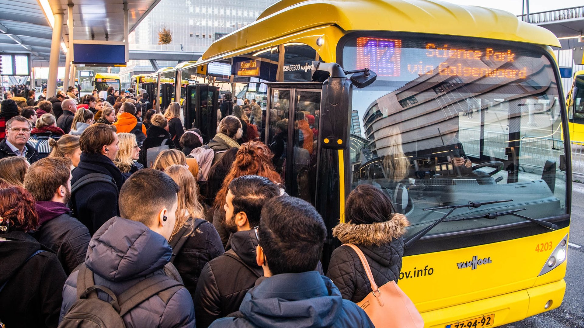 Verschillende trams en tientallen buslijnen vallen uit door staking in ...