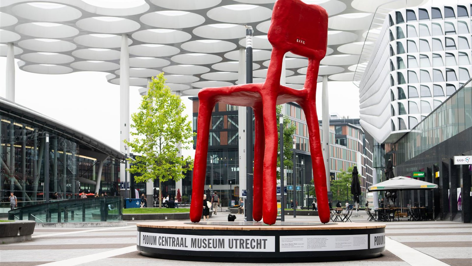 Grote rode stoel bij Utrecht Centraal verdwijnt en maakt plaats voor acht meter hoge boom