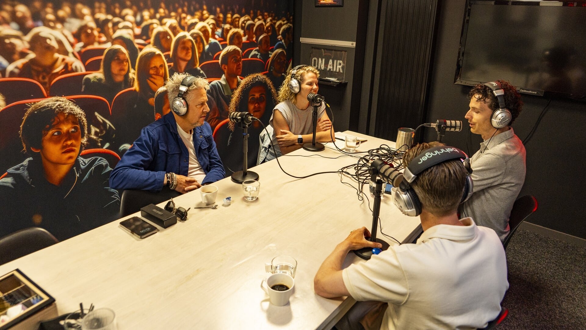 Talentvolle PSV-trainer en Paaspopbaas in podcaststudio