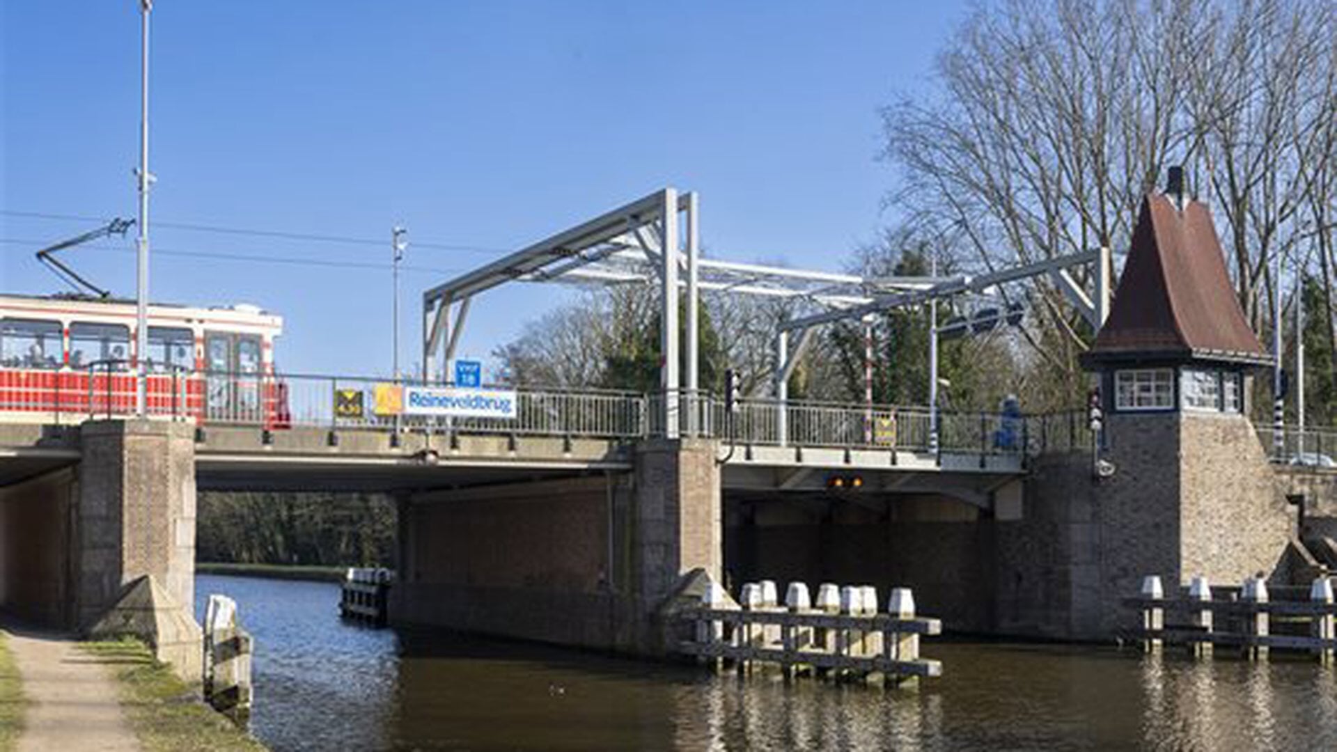 Nog geen tram 1, voetgangers, fietsers en auto’s over trambrug