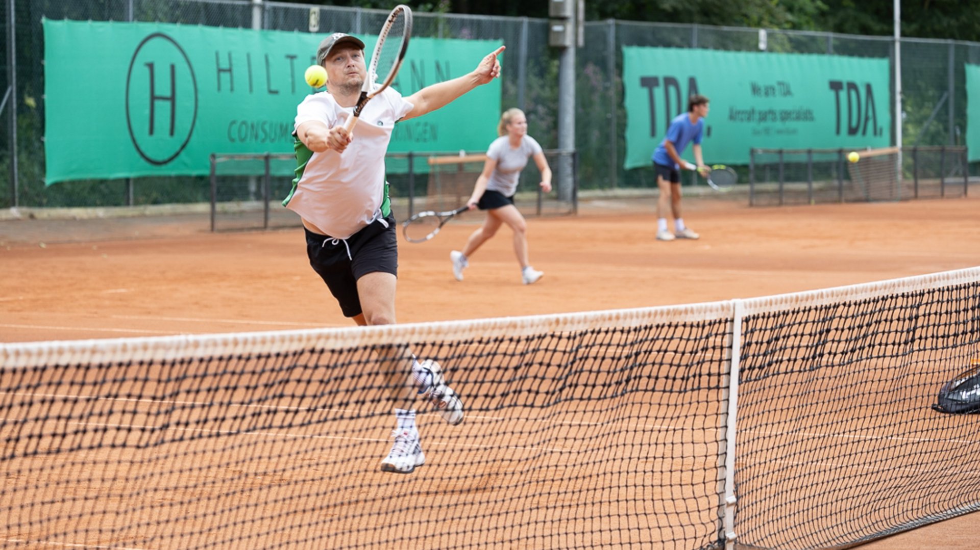 Tennis- en padelclubs luiden noodklok over geluidsnormen - HCnieuws ...