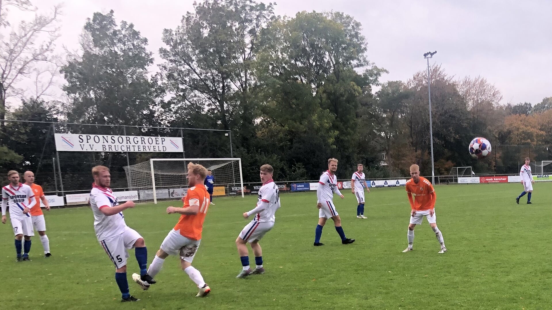 Voowaarts in extremis met 10 man naast Bruchterveld