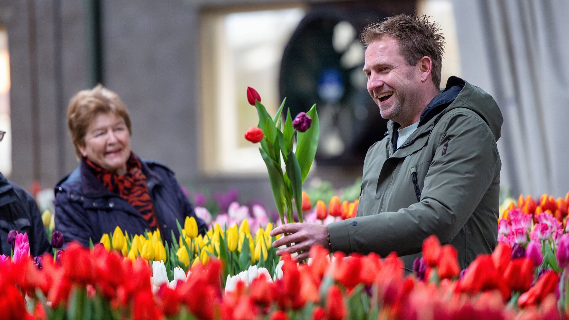 Veel blije gezichten bij tulpenplukdag Broek op Langedijk