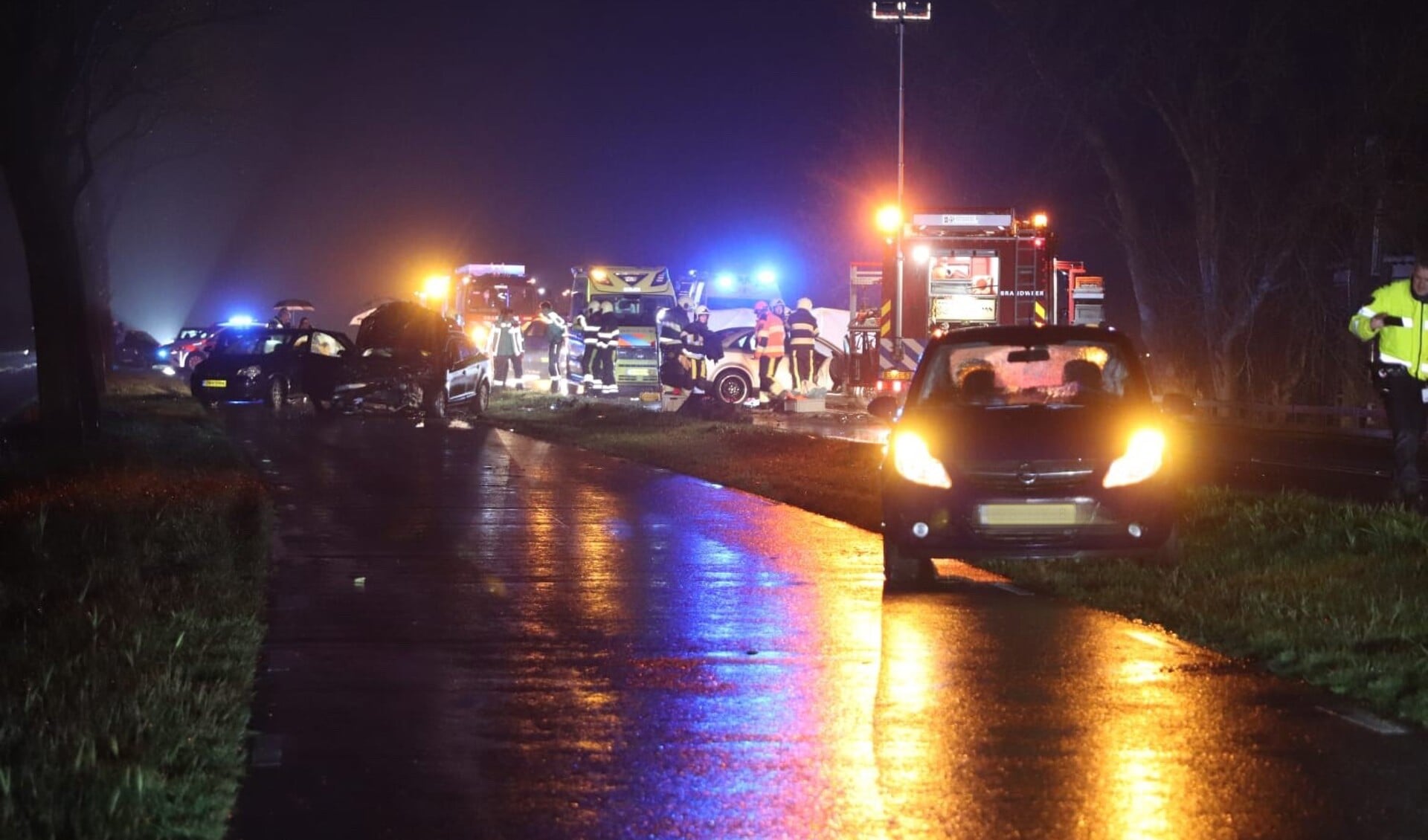 Meerdere mensen gewond bij ongeluk, weg bij Dearsum dicht