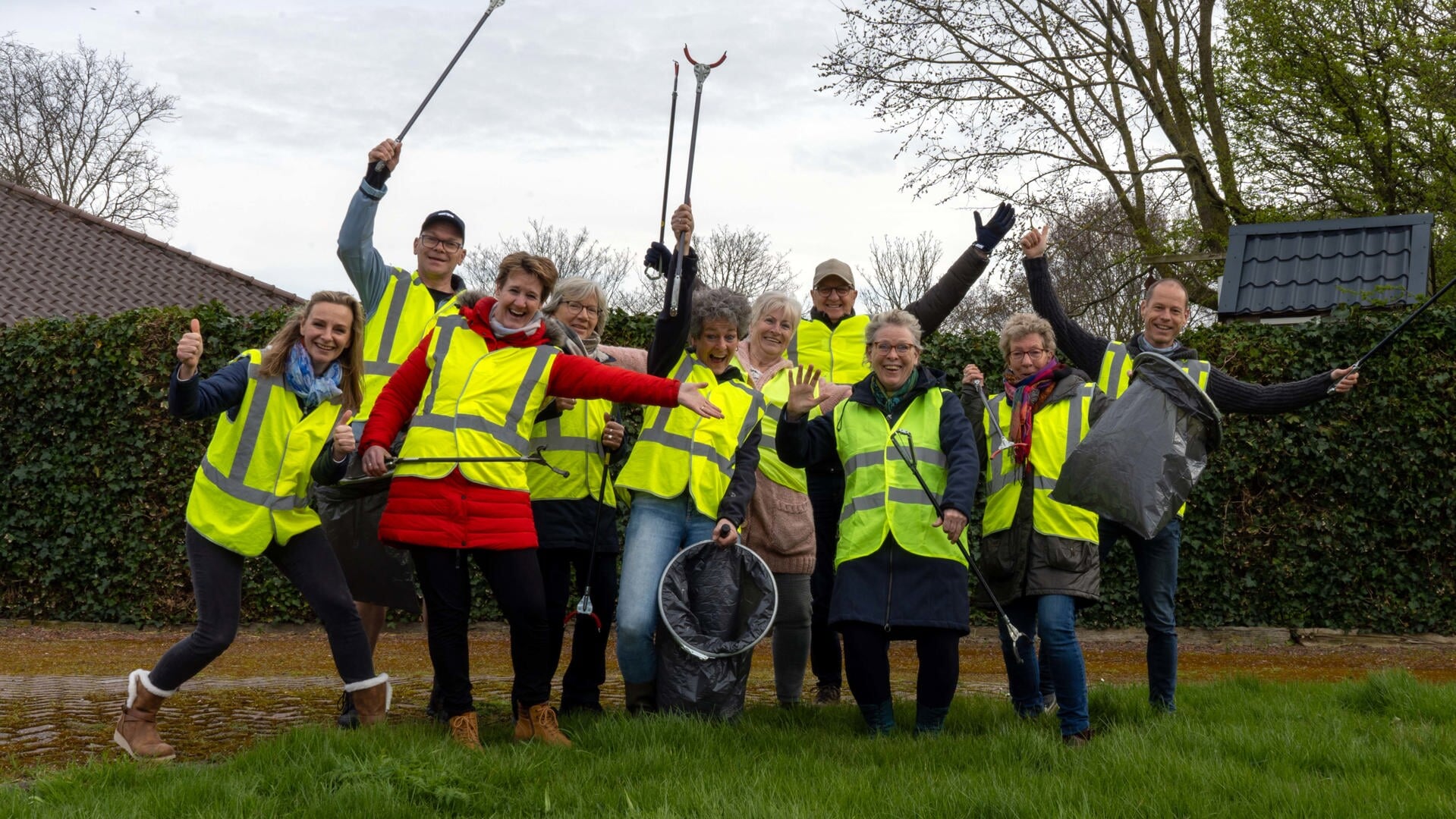Warmenhuizen raapt vuil voor een groener dorp