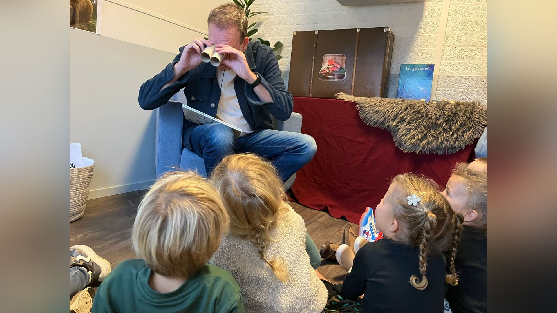 Jochem van Gelder leest voor tijdens Kinderboekenweek
