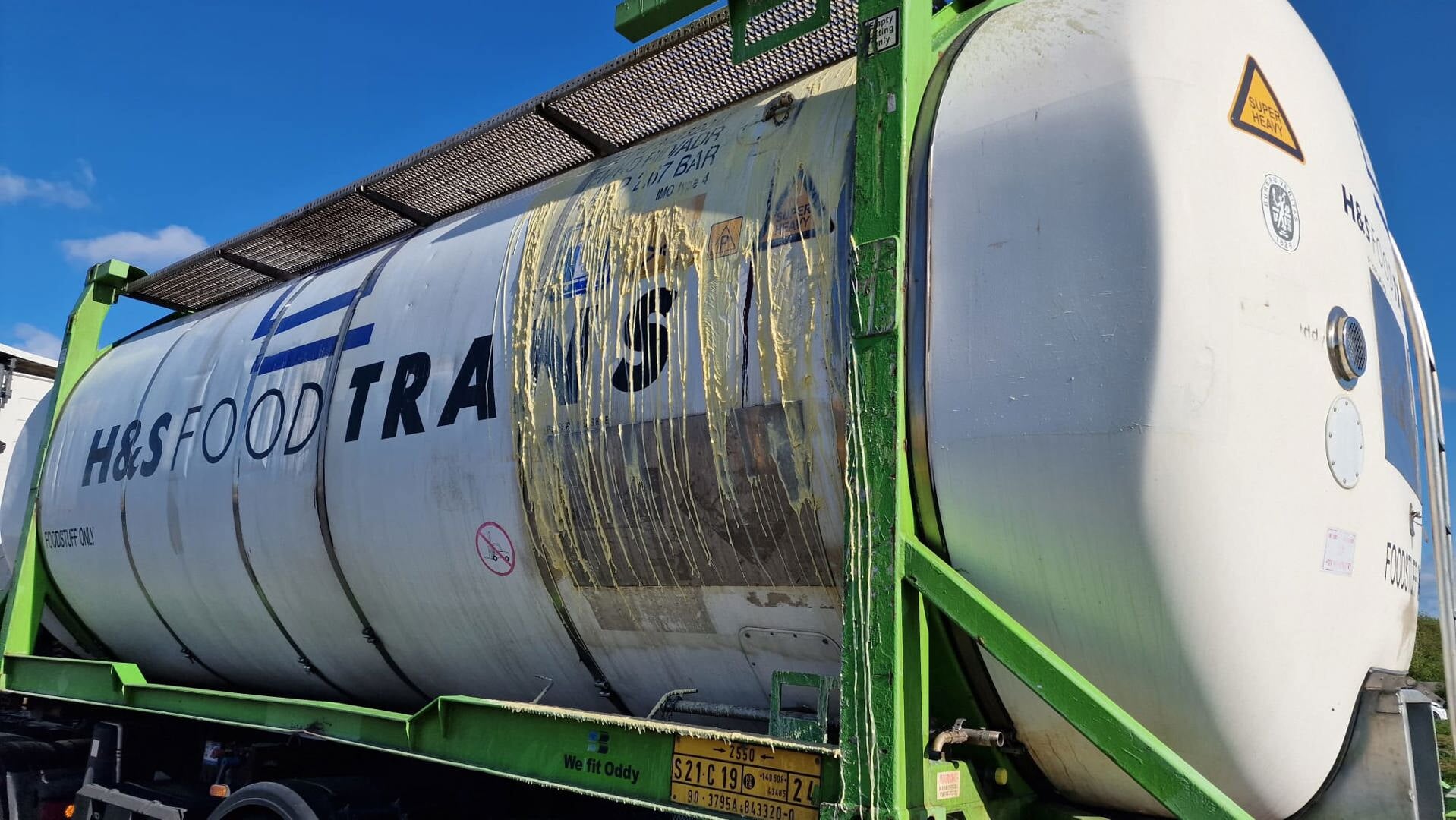 Spekgladde N514 bij Wormer urenlang afgesloten: vrachtwagen verliest lading cacaoboter