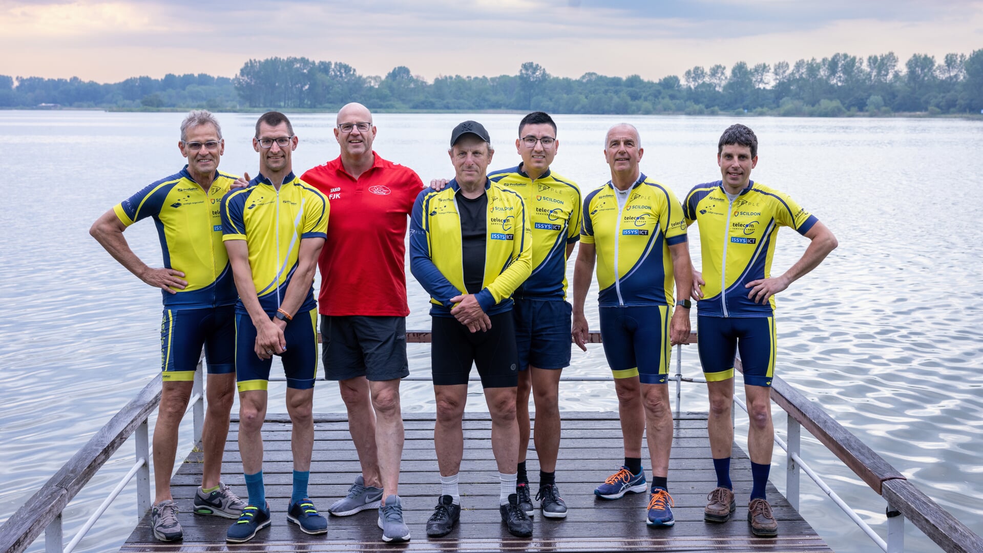 Freek-Jan Kossen zwemt het IJsselmeer over voor fietsploeg Esdégé-Reigersdaal