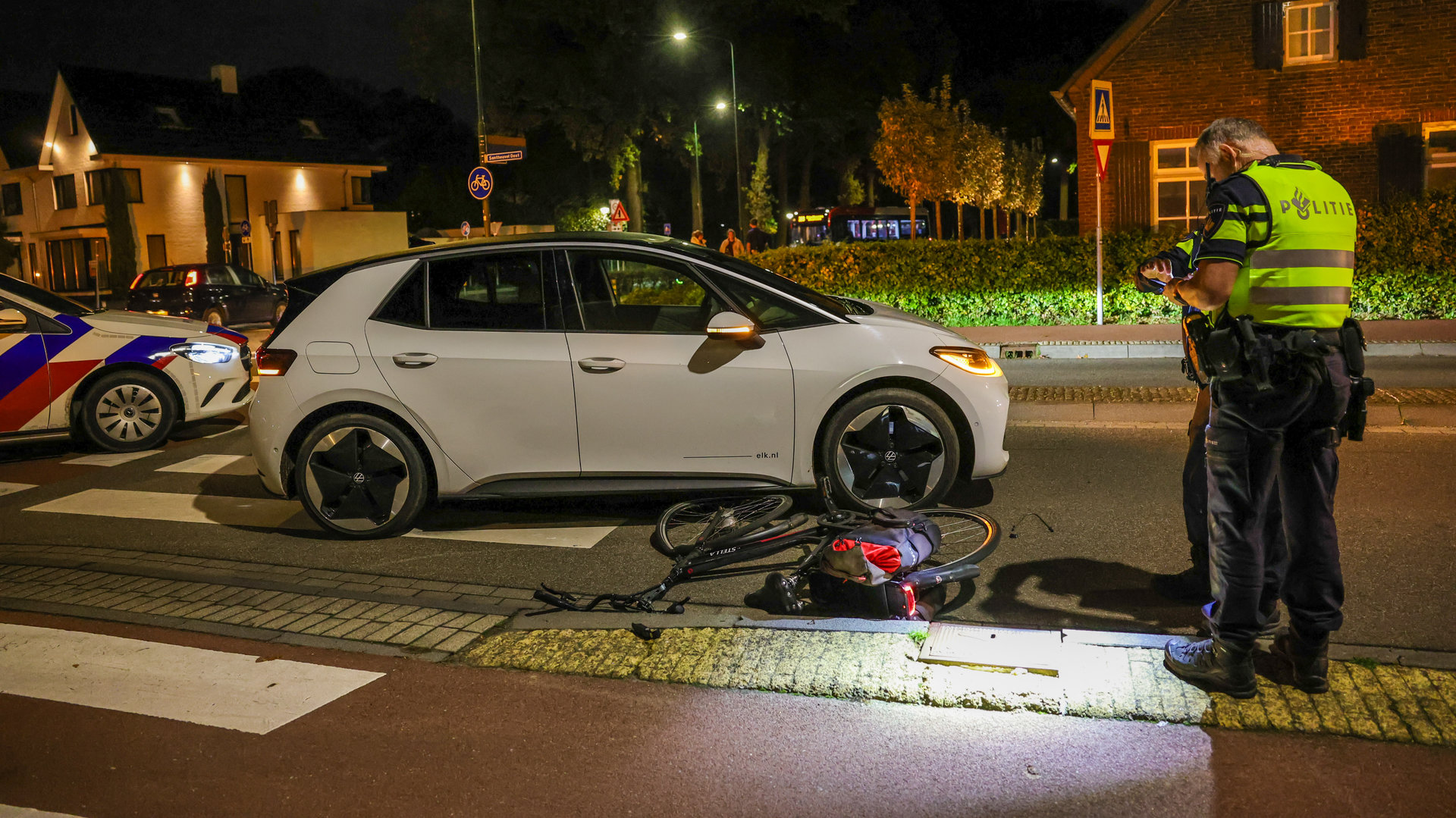Fietser gewond na aanrijding op rotonde