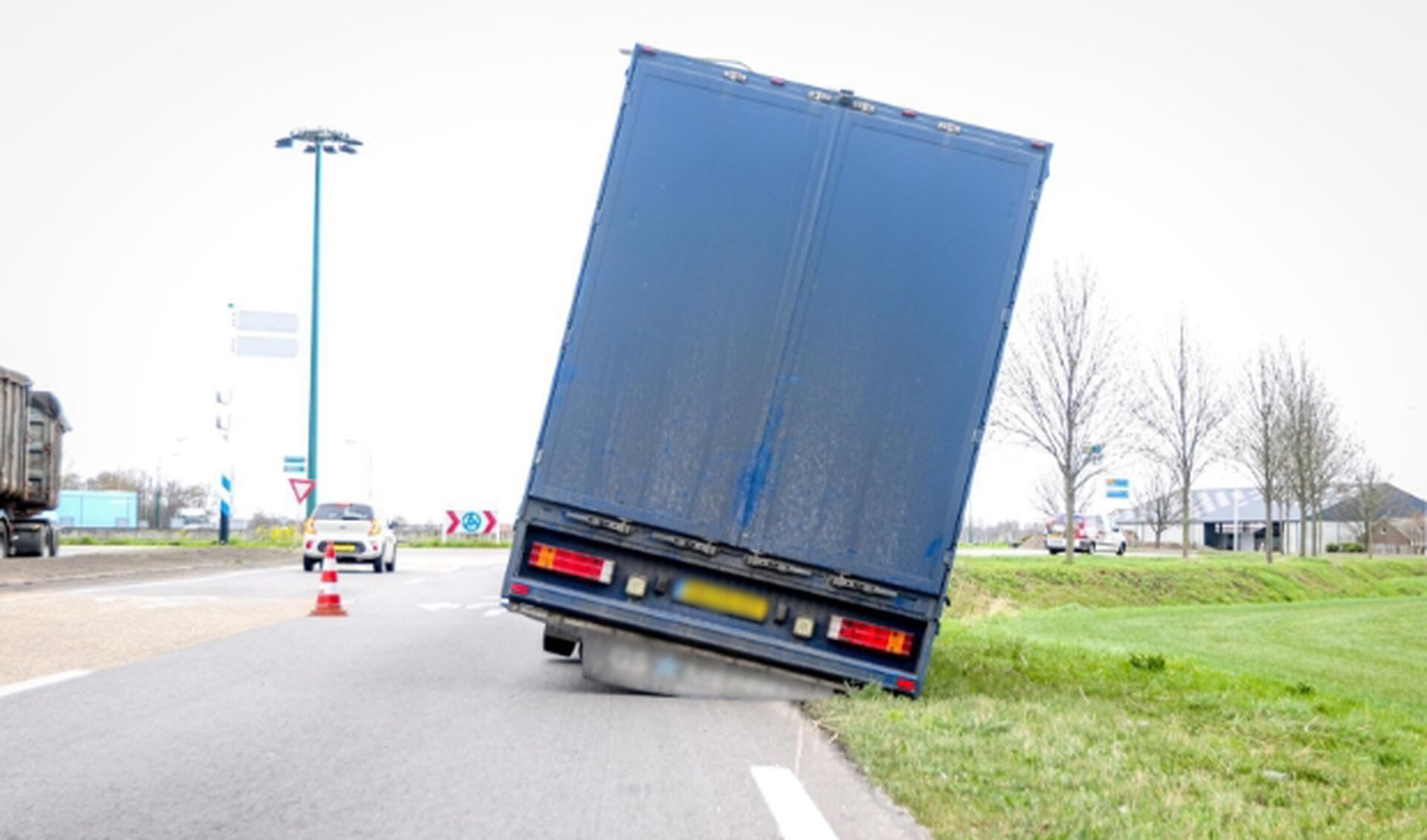 Vrachtwagen verliest zijn wielen op N279 bij Beek en Donk Al het nieuws uit Laarbeek