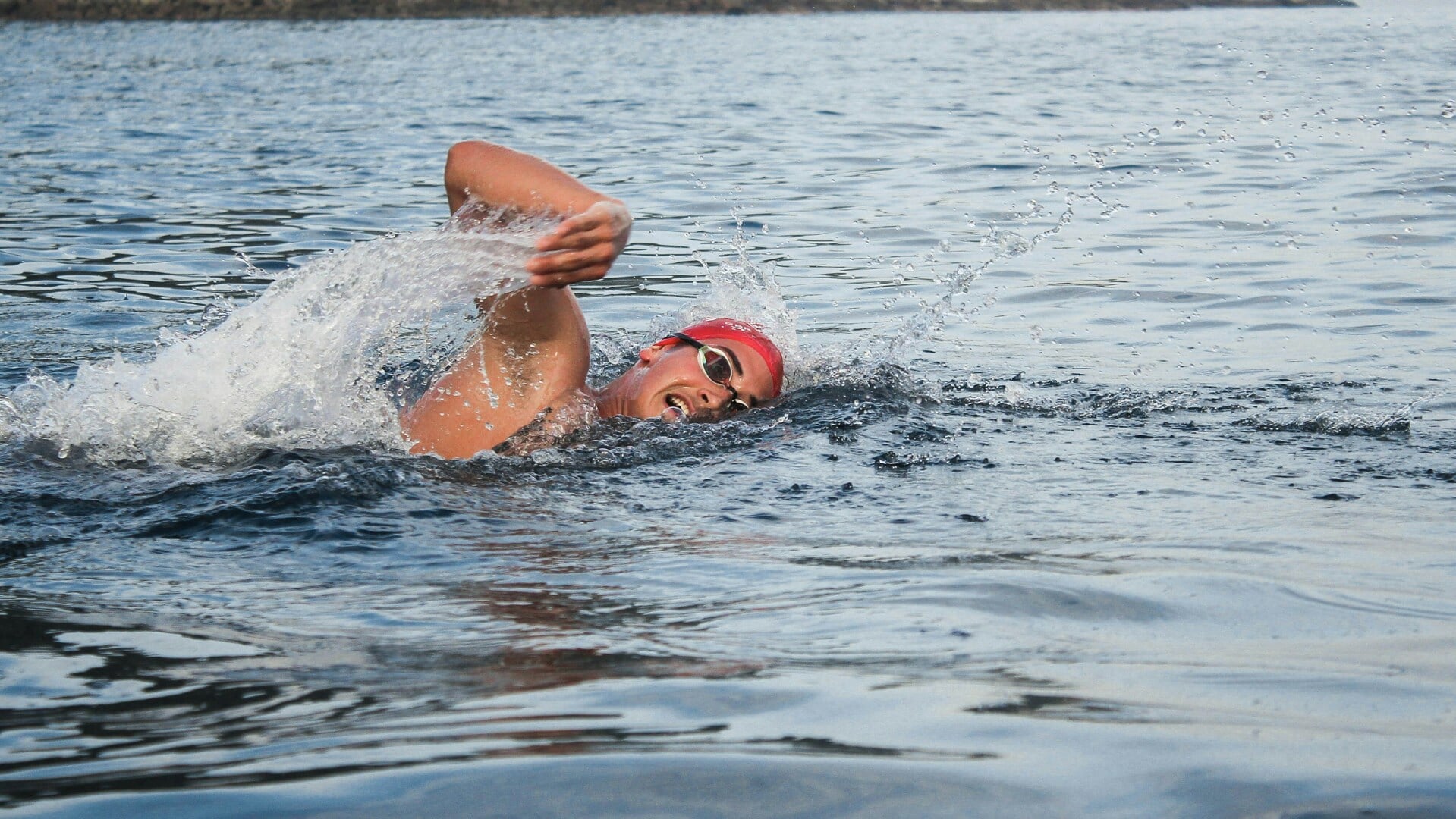 Swim4Brains zwemt IJsselmeer over voor Hersenstichting