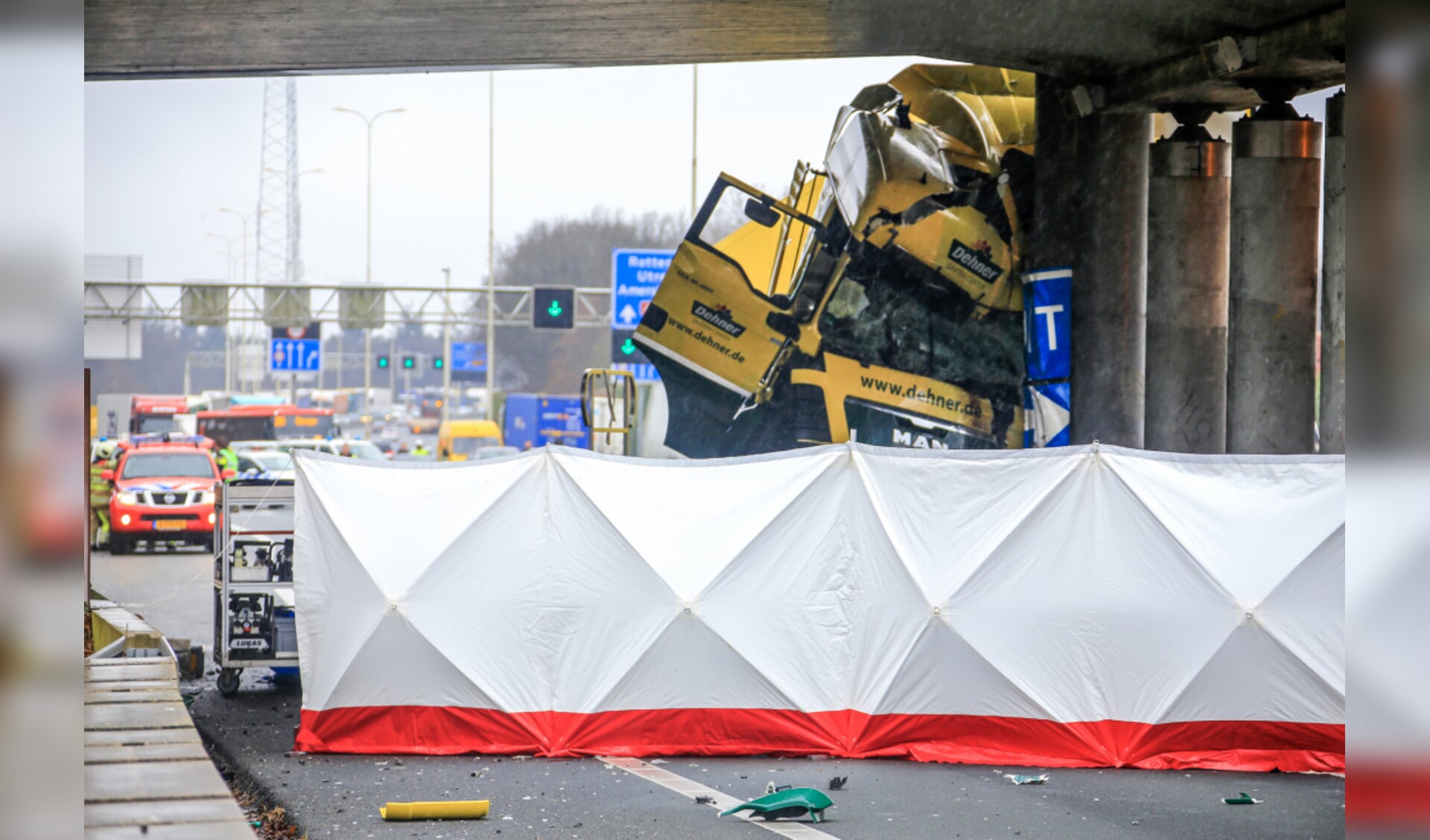 Vrachtwagenchauffeur overleden na botsing op viaduct bij Leusden