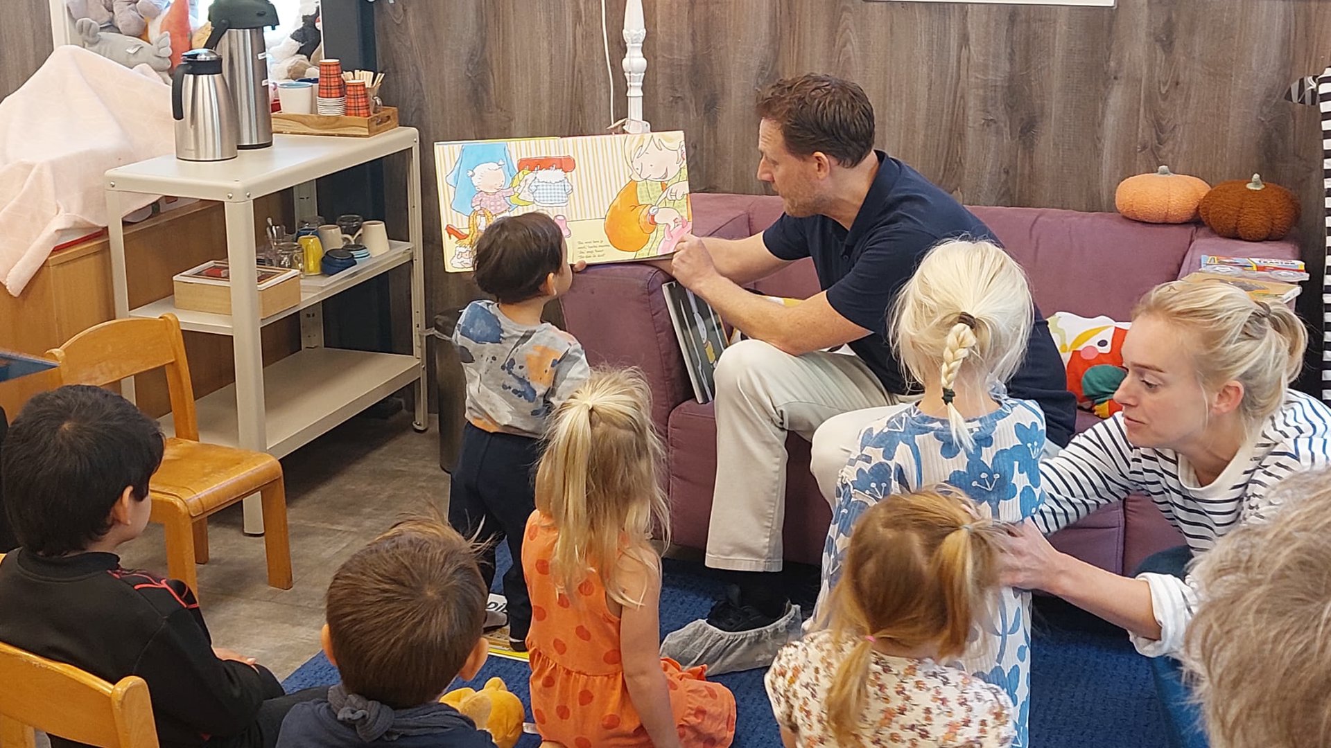 Wethouder leest voor bij peutercafé