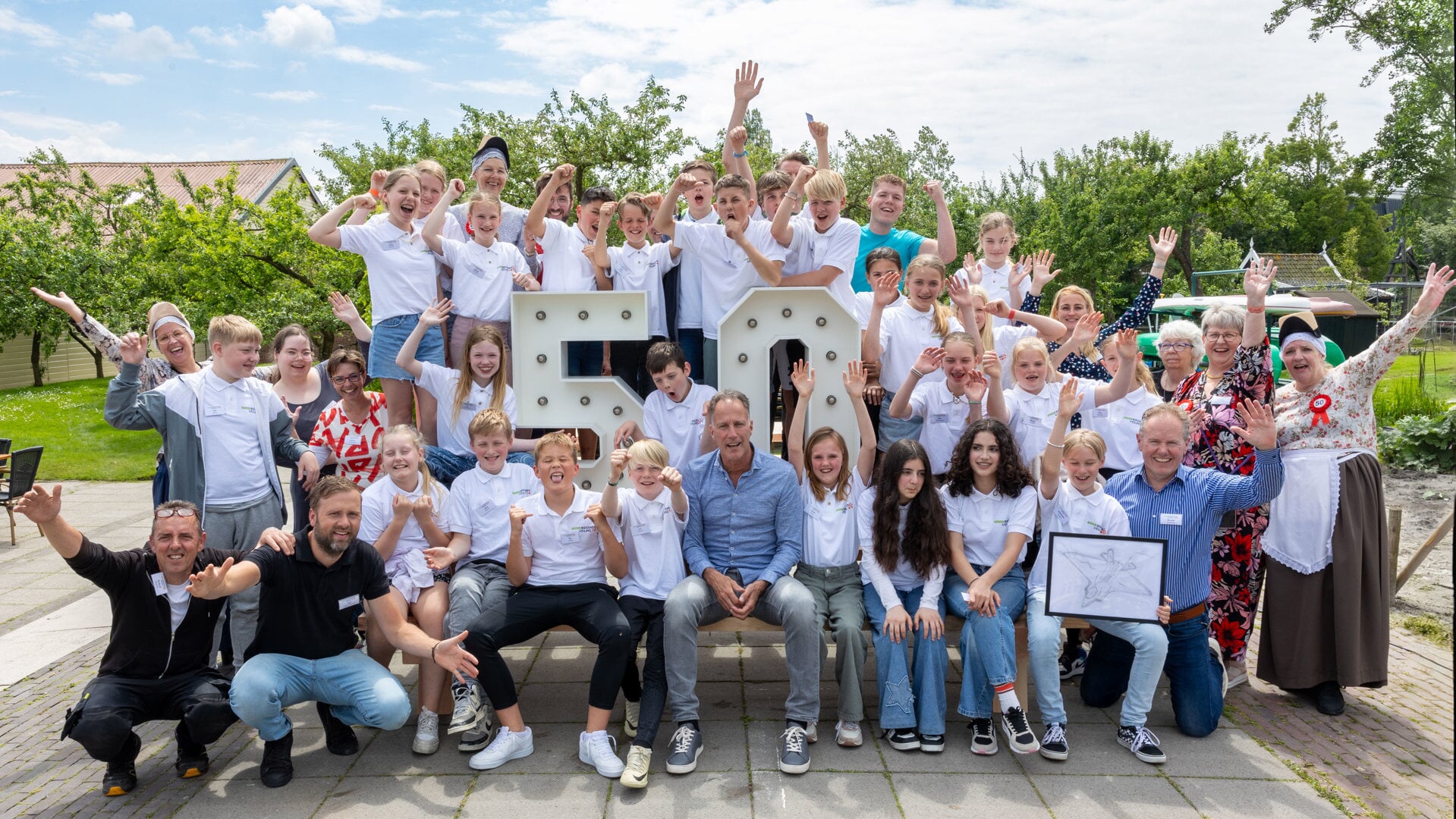 Jonge helpers van Basisschool Het Mozaïek in actie bij Museum BroekerVeiling