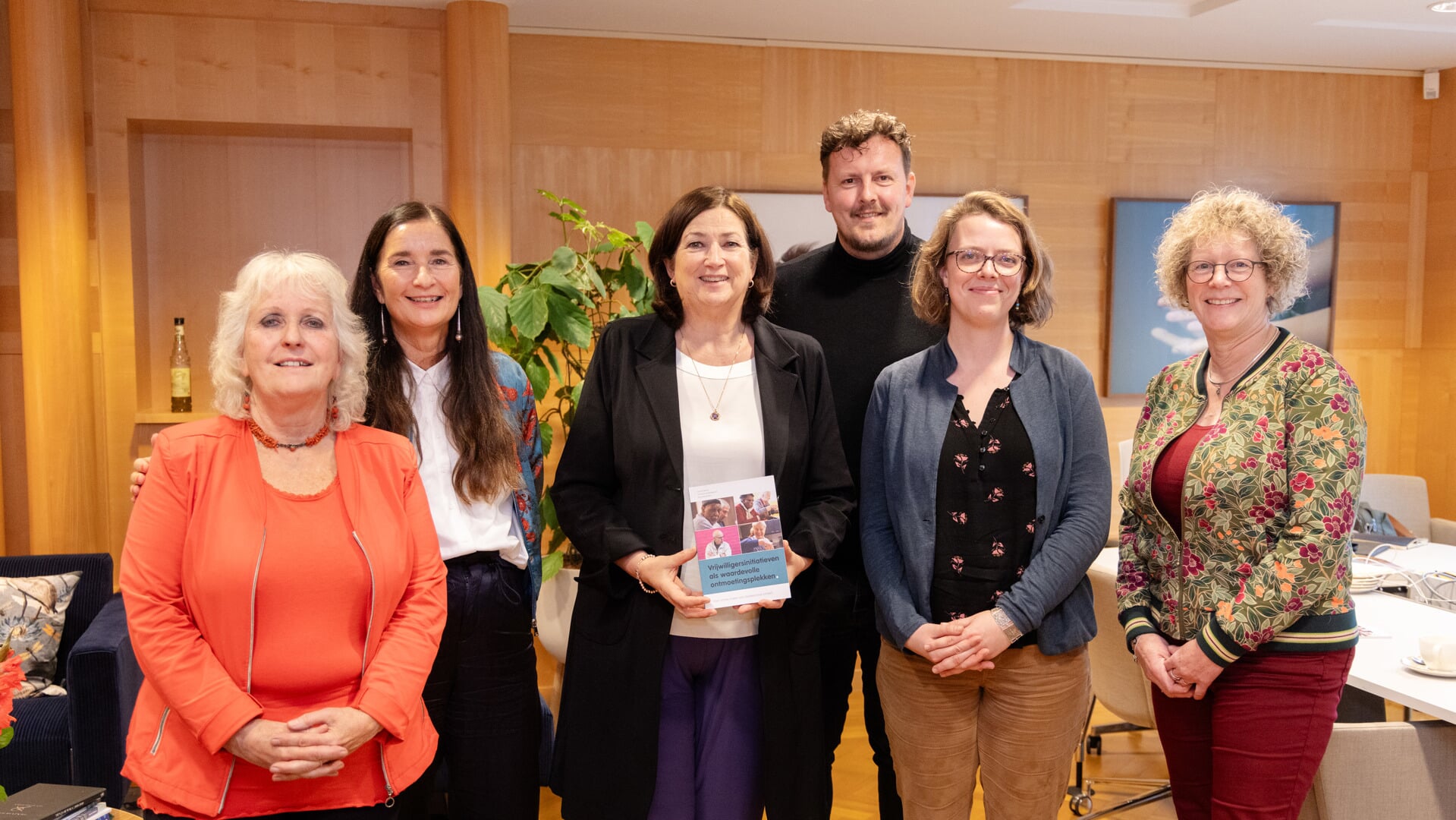 Thuiskamers Den Andel en Uithuizermeeden presenteren zich aan minister