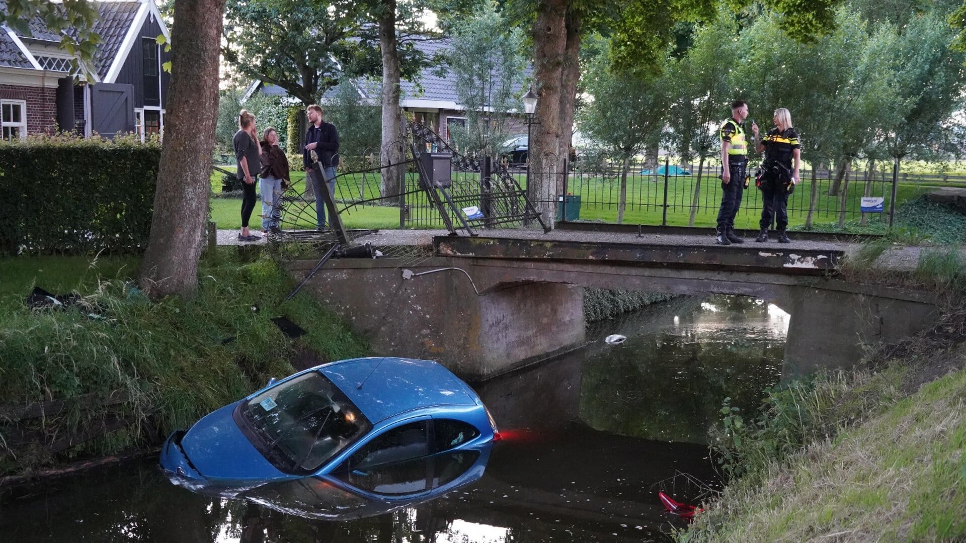 Auto te water aan Noordeinde in Lambertschaag