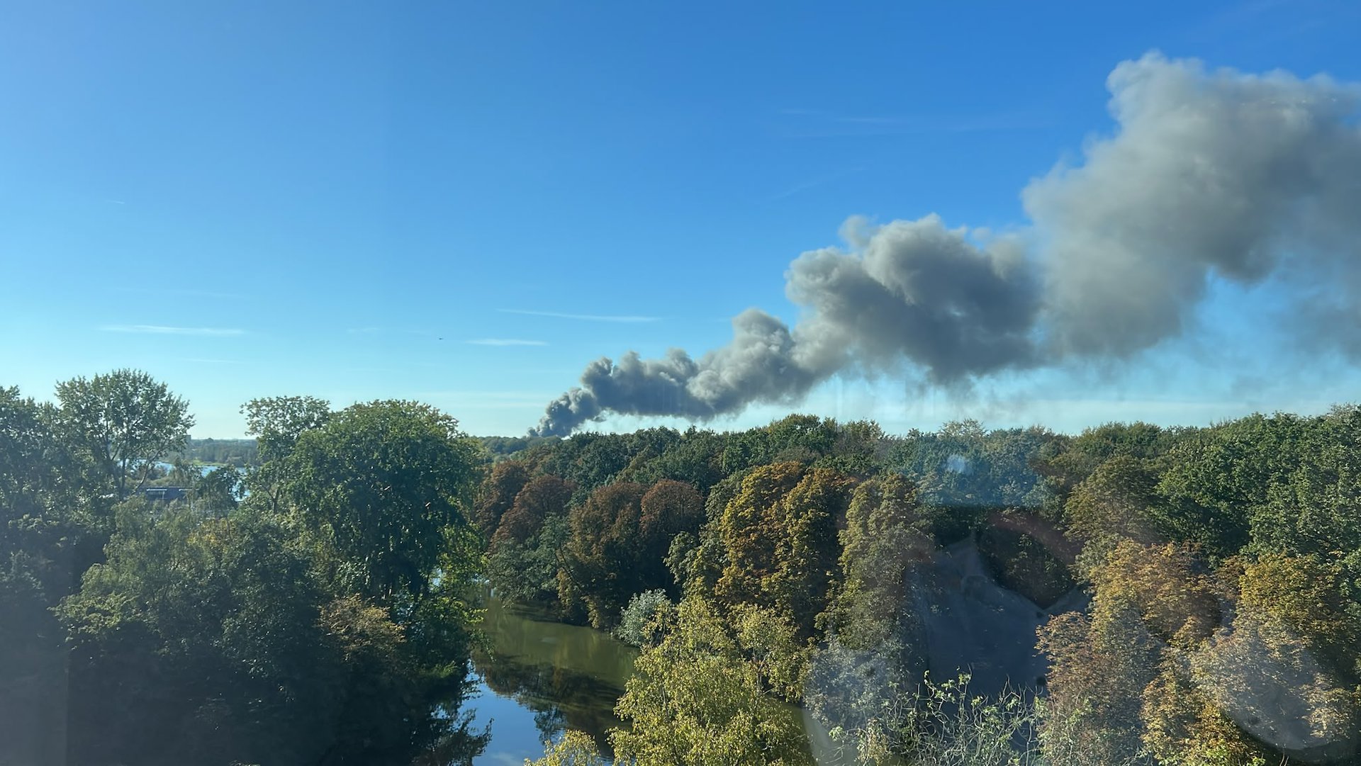 Grote brand bij bedrijf aan Aalsmeerderweg in Aalsmeer, rook ook in ...
