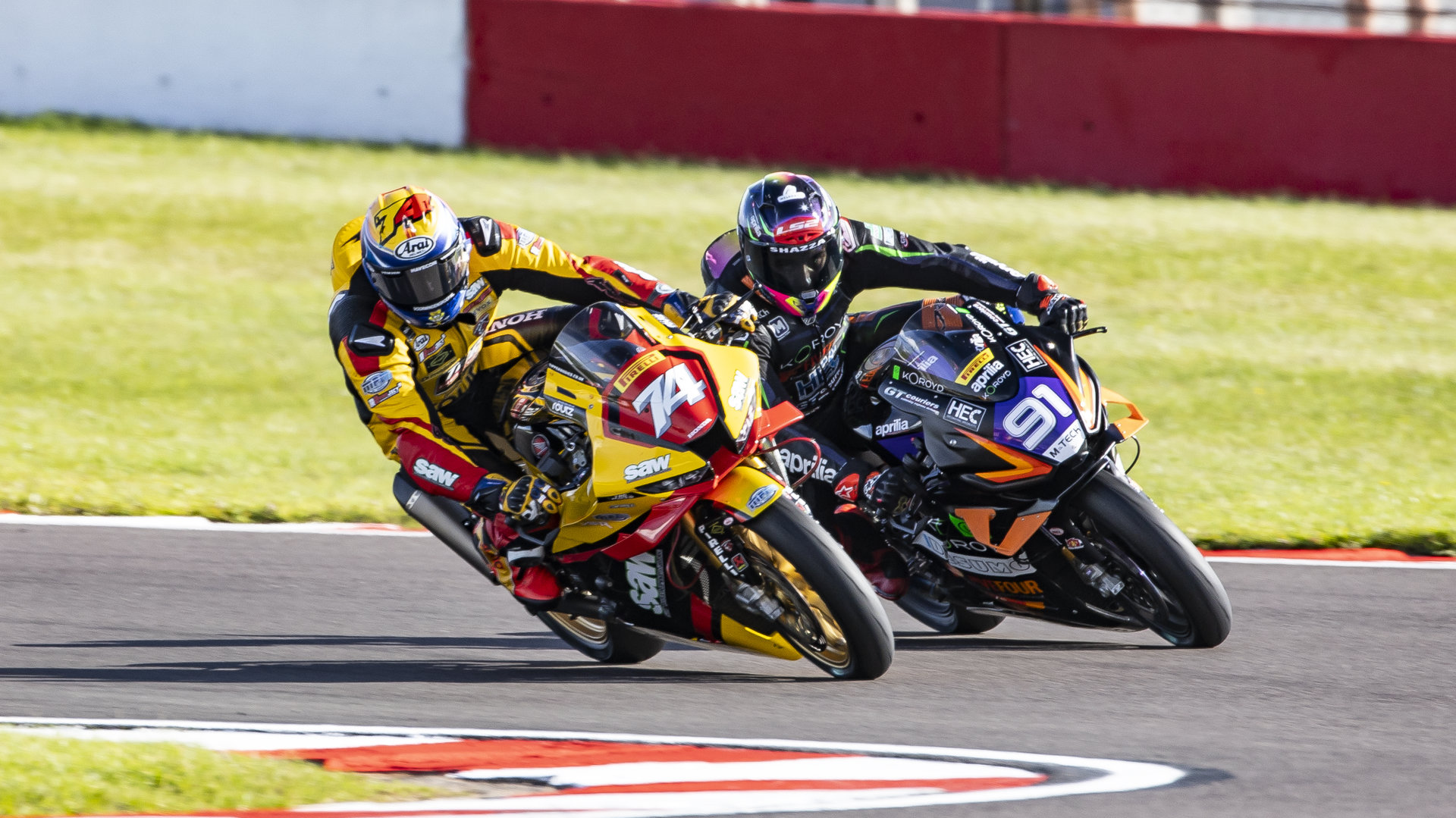 Jaimie van Sikkelerus boekt vooruitgang tijdens British Superbikes op Donington Park