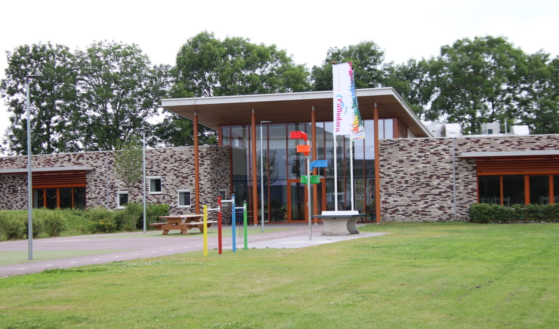 Lint verbindt bij opening Mienskipsskoalle De Legeaën