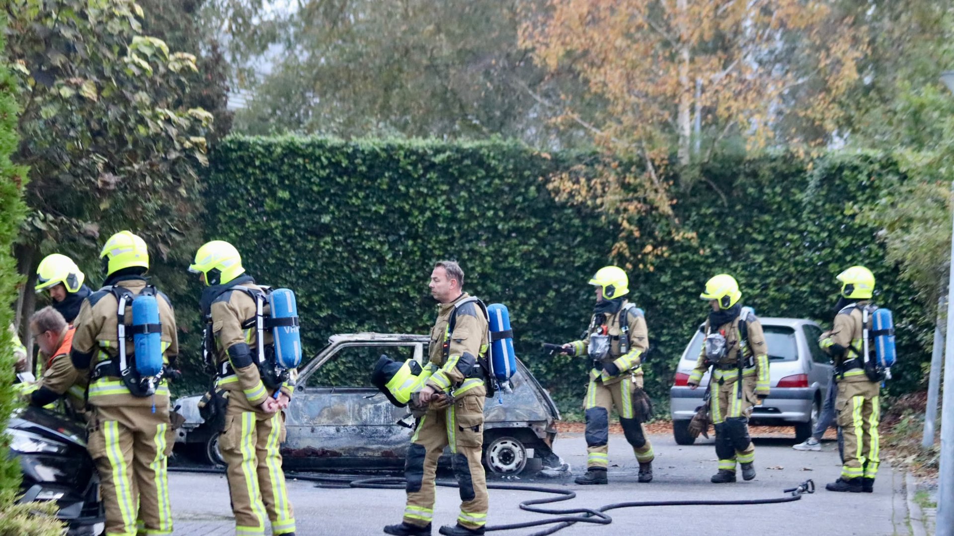 Twee personen naar ziekenhuis na autobrand aan Schillingweg in Nieuw-Vennep