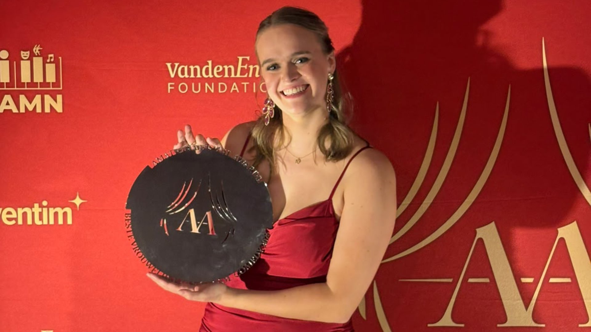 Jamie de Jong van OVA Musicals uit Amstelveen wint Amateur Musical Award voor beste vrouwelijke hoof