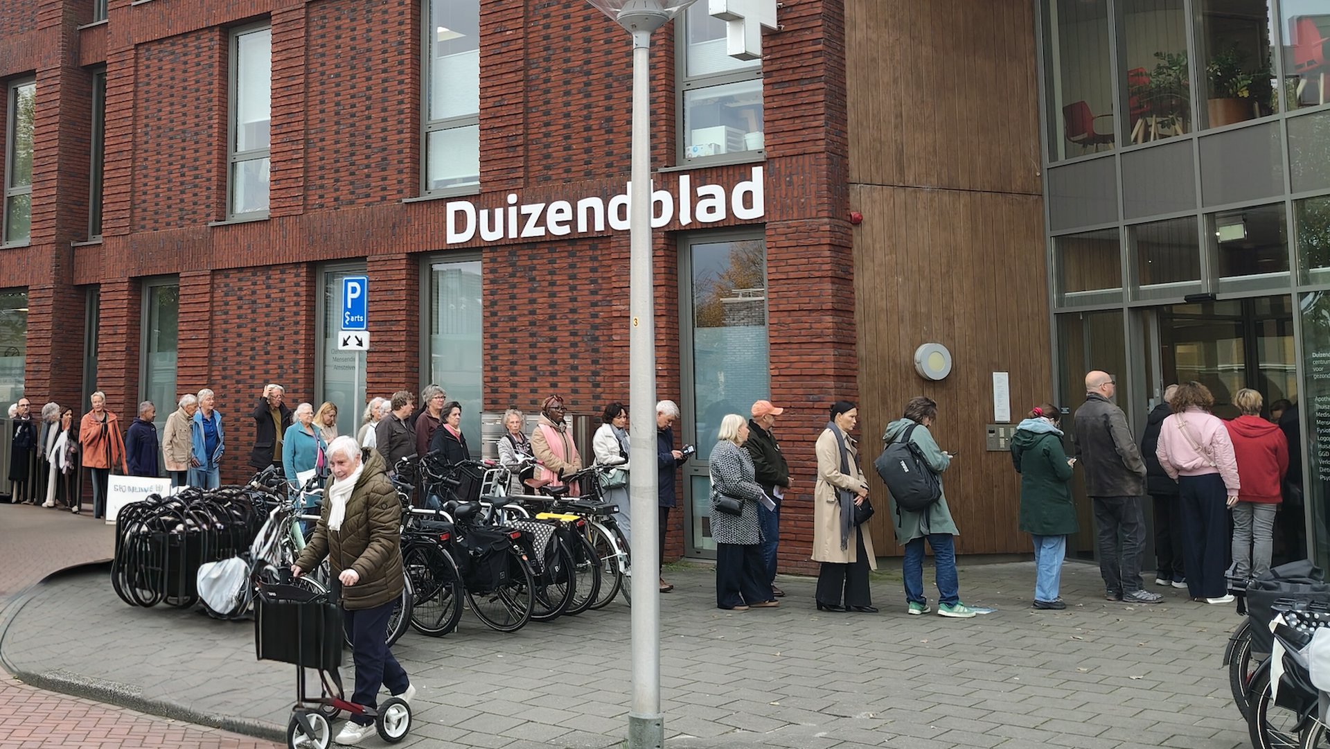 In de rij voor de griepprik bij huisartsenpraktijken in Westwijk