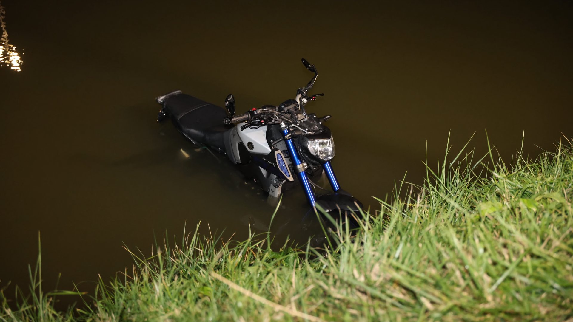 Motorrijder te water langs Rijnlanderweg in Hoofddorp
